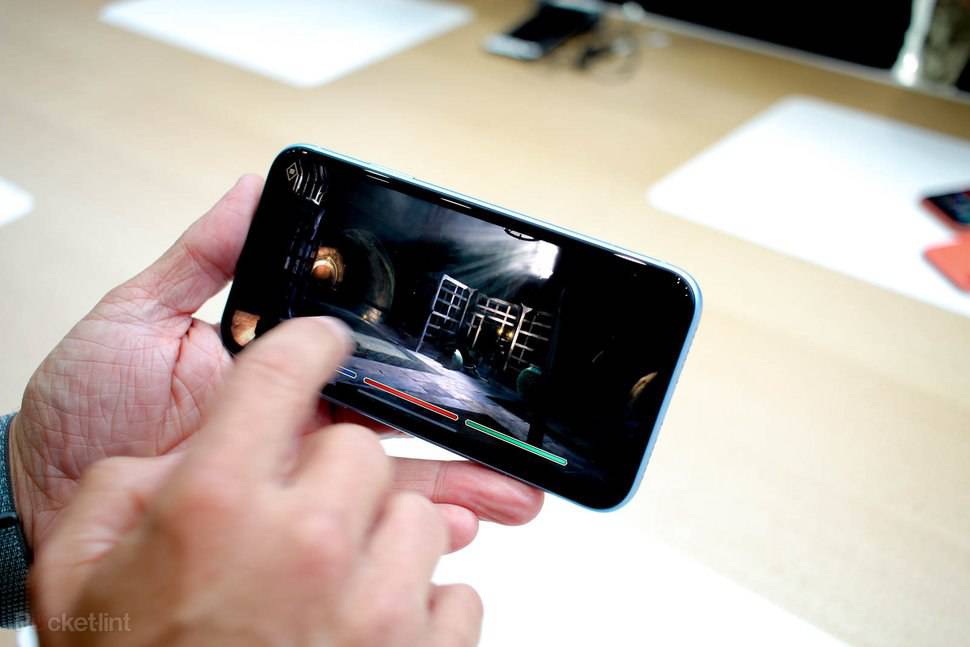 Apple-iPhone-Xr-Preview-Mojtaba-15 بررسی اولیه آی‌فون Xr اپل: تعریف سیب‌ها از گوشی اقتصادی!  
