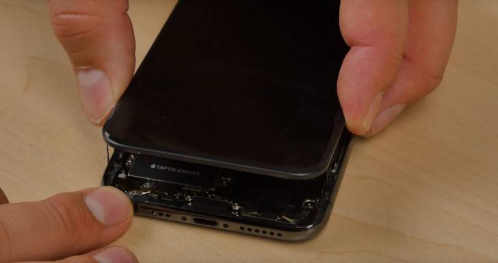 iPhone-XS کالبدشکافی آی‌فون XS اپل و اطلاعاتی در رابطه با شکل باتری آن!  