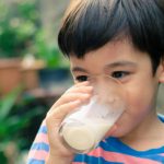 بچه‌هایی که شیر خالص مصرف می‌کنند، ریسک ابتلا به چاقی کمتری دارند