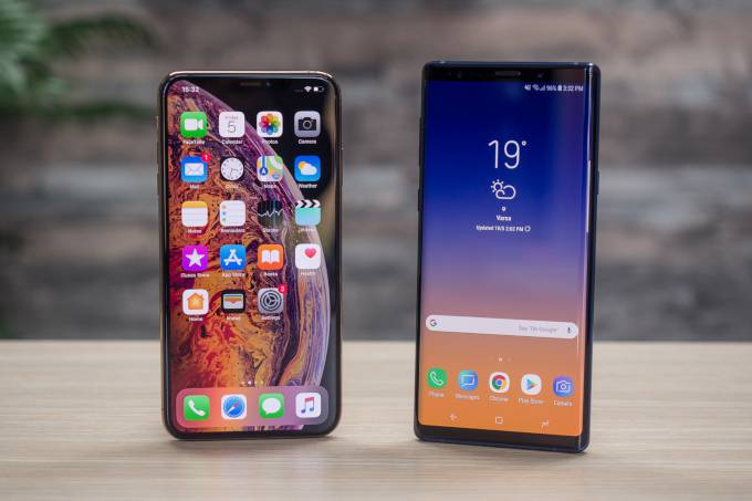 Apple-iPhone-XS-Max-vs-Samsung-Galaxy-Note-9-680 چه عواملی موجب محبوبیت منحصربه‌فرد گوشی‌های آی‌فون می‌شوند؟  
