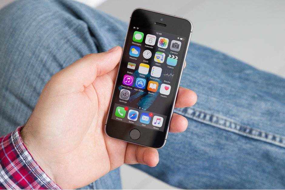 Apples-iPhone-SE-is-dead-and-with-it-the-age-of-compact-phones-is-officially-over با مرگ آی‌فون SE دوران شکوهمند گوشی‌های کامپکت به سر رسید!  