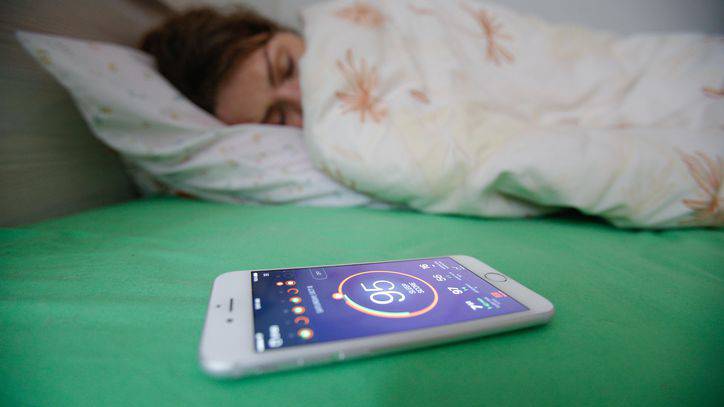 gettyimages-681977016 چگونه با کمک تکنولوژی وضعیت خوابمان را پایش کنیم؟!  