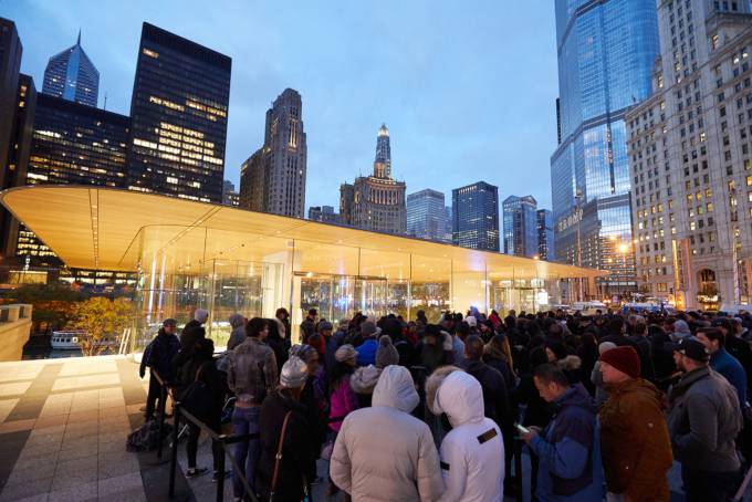 iPhone-X-Launch-MichiganAve-Chicago-crowd-outside-store-680 چه عواملی موجب محبوبیت منحصربه‌فرد گوشی‌های آی‌فون می‌شوند؟  