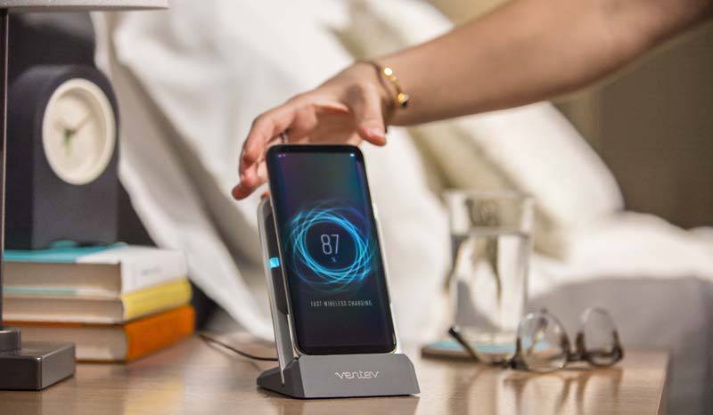 wireless-charger-bedroom-image آیا شارژ بی‌سیم گوشی‌های هوشمند واقعا یک ویژگی کاربردی است؟!  