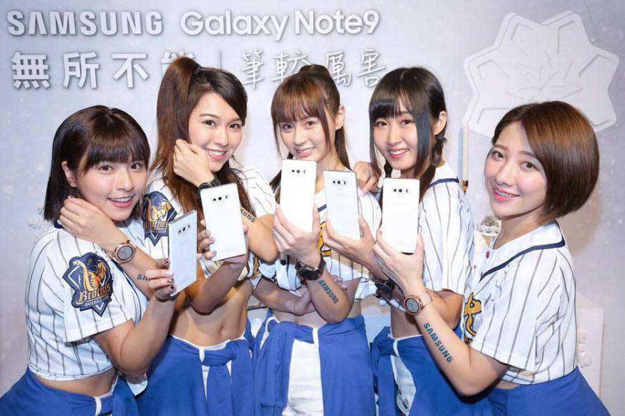 Samsung-Galaxy-Note-9-in-white-2 گلکسی نوت 9 سفید با ظاهری دلربا معرفی شد!  
