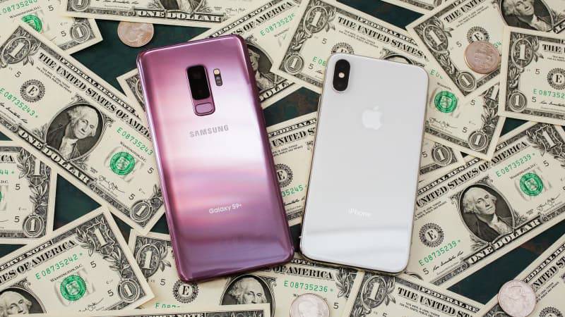 04-cash-money-iphone-samsung-galaxy ما باید خودمان را به خاطر گران شدن گوشی‌های هوشمند سرزنش کنیم!  