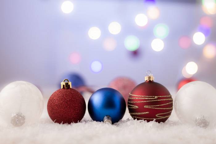 christmas-2018-bokeh-toys-balls-decorations چگونه می‌توان از تنظیم اپرچر برای ثبت تصاویر خلاقانه استفاده نمود؟!  