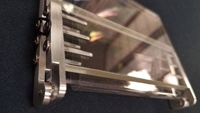corning-gorilla-glass-foldable-phones-cover-prototype شرکت کورنینگ به شدت در حال کار برای ساخت شیشه گوریلا گلس نمایشگر‌های انعطاف‌پذیر است  