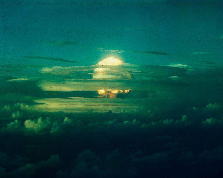 fiery-mushroom-cloud-forms-during-the-atomic-explosion-in-news-photo-515429118-1545338847 طاووس آبی: مین اتمی انگلیسی‌ها برای ارتش شوروی که با کمک جوجه‌ها فعال می‌شد!  