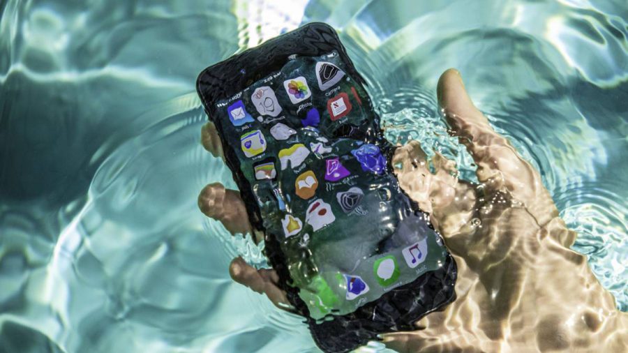 iphone-7-pool-tests-water-splash-0071-e1545037433705 آی‌فون ضد آب جان یک زن را پس از واژگونی قایق نجات داد  