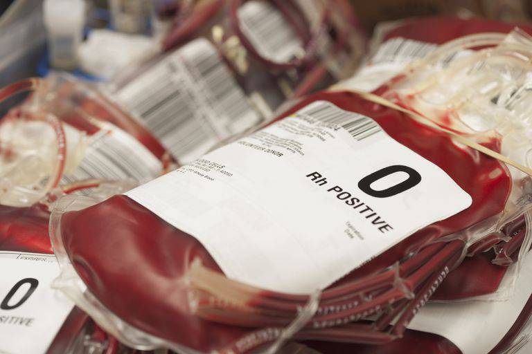 pouches-of-donated-blood-in-hospital-royalty-free-image-482145647-1546015194 گروه‌های خونی مختلف چه تفاوتی با هم دارند؟  