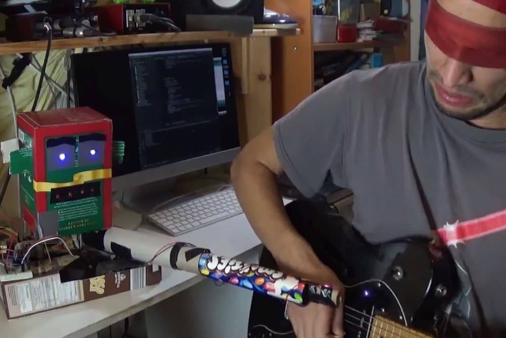 screen-shot-2018-12-23-at-14-06-23 این ربات با شوک الکتریکی به شما گیتار زدن می‌آموزد!  