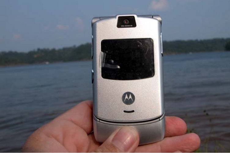 Motorola-RAZR-to-return-this-year-as-a-foldable-phone-with-a-hefty-price-tag-says-new-report احیای موتورولا RAZR به عنوان یک گوشی خم‌شدنی و با قیمت سنگین در سال جاری  