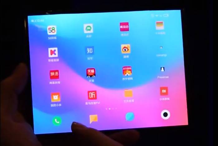 Possible-Xiaomi-branded-foldable-tablet-revealed-in-hands-on-video احتمال عرضه تبلت انعطاف‌پذیر شیائومی  