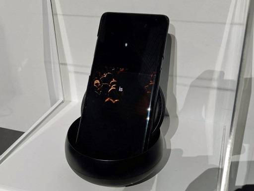 Samsung-had-a-5G-phone-prototype-at-CES-hidden-in-plain-sight-2 حضور اسمارت‌فون 5G سامسونگ در نمایشگاه CES  