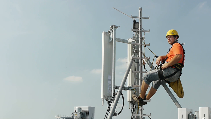 elevation-worker-resting-after-work-on-a-base-transceiver-station-antenna_nklsg7tgl__F0007 نتایج افزایش آنتن‌های BTS در سطح شهر: سیگنال بهتر و اینترنت پرسرعت‌تر  