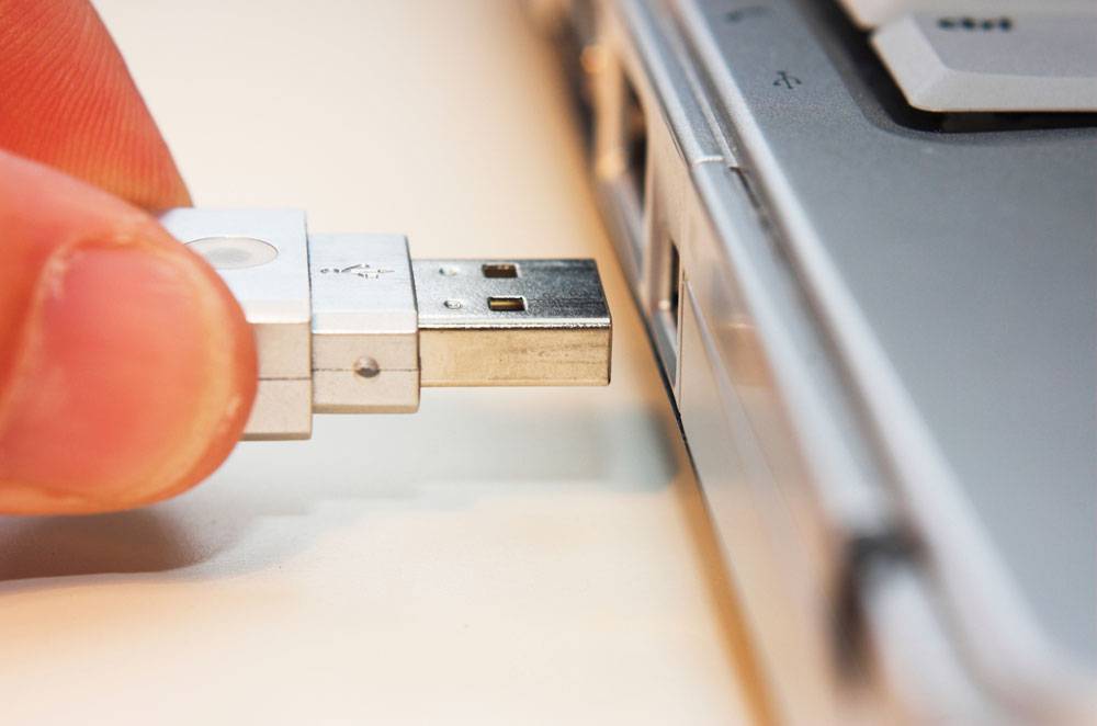 usb-flash-drive-keeps-disconnecting-and-reconnecting چگونه در ویندوز 10 درایو‌های USB را غیرفعال کنیم؟  