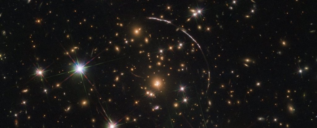 همگرایی گرانشی باعث ایجاد 12 تصویر تکراری از یک کهکشان در آسمان شد!