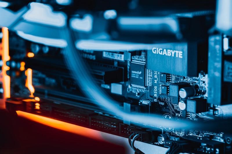 سرورهای مجازی و دیتاسنترهای دیاکو وب دارای بهترین سخت افزارها و فایروال‌های سخت افزاری هستند و از ترافیک نامحدود گیگابایتی پشتیبانی می‌کنند.