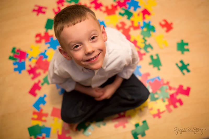 کودک مبتلا به اوتیسم. اوتیسم چیست و علائم، دلایل و علل آن چه هستند؟