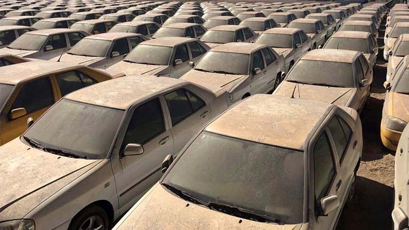 وضعیت خودرو های خارجی زیر خاک در مزایده عکس
