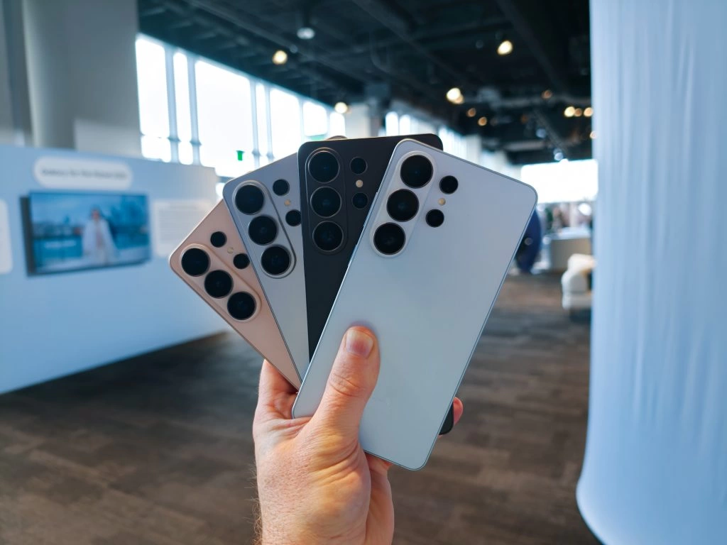 نگاه نزدیکتر به گلکسی S26 اولترا با نمایشگری که فضولی را قطع میکند!