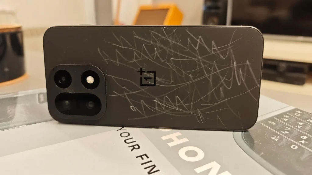 وانپلاس ۱۵؛ بدنهای که مثل تختهسیاه خط میافتد!