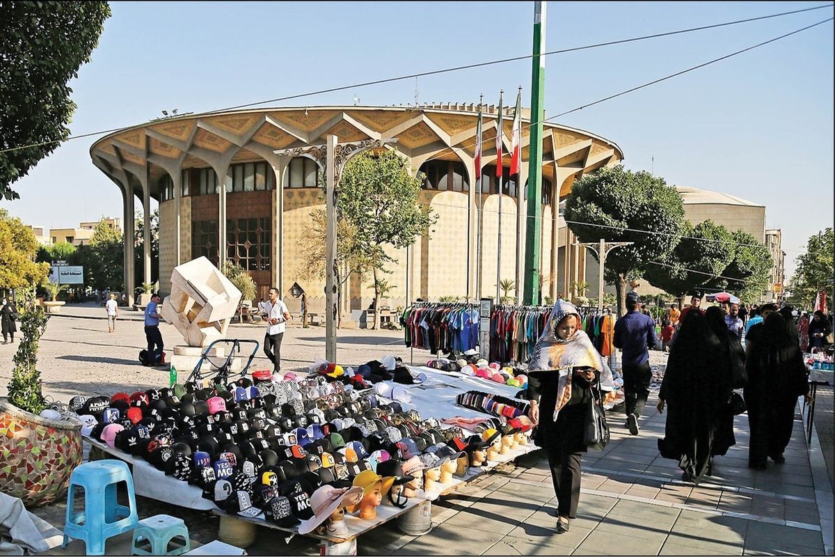 مهاجرت فروشگاه‌های اینستاگرامی به خیابان؛ پیاده‌روهای تهران جای ویترین آنلاین را گرفتند!