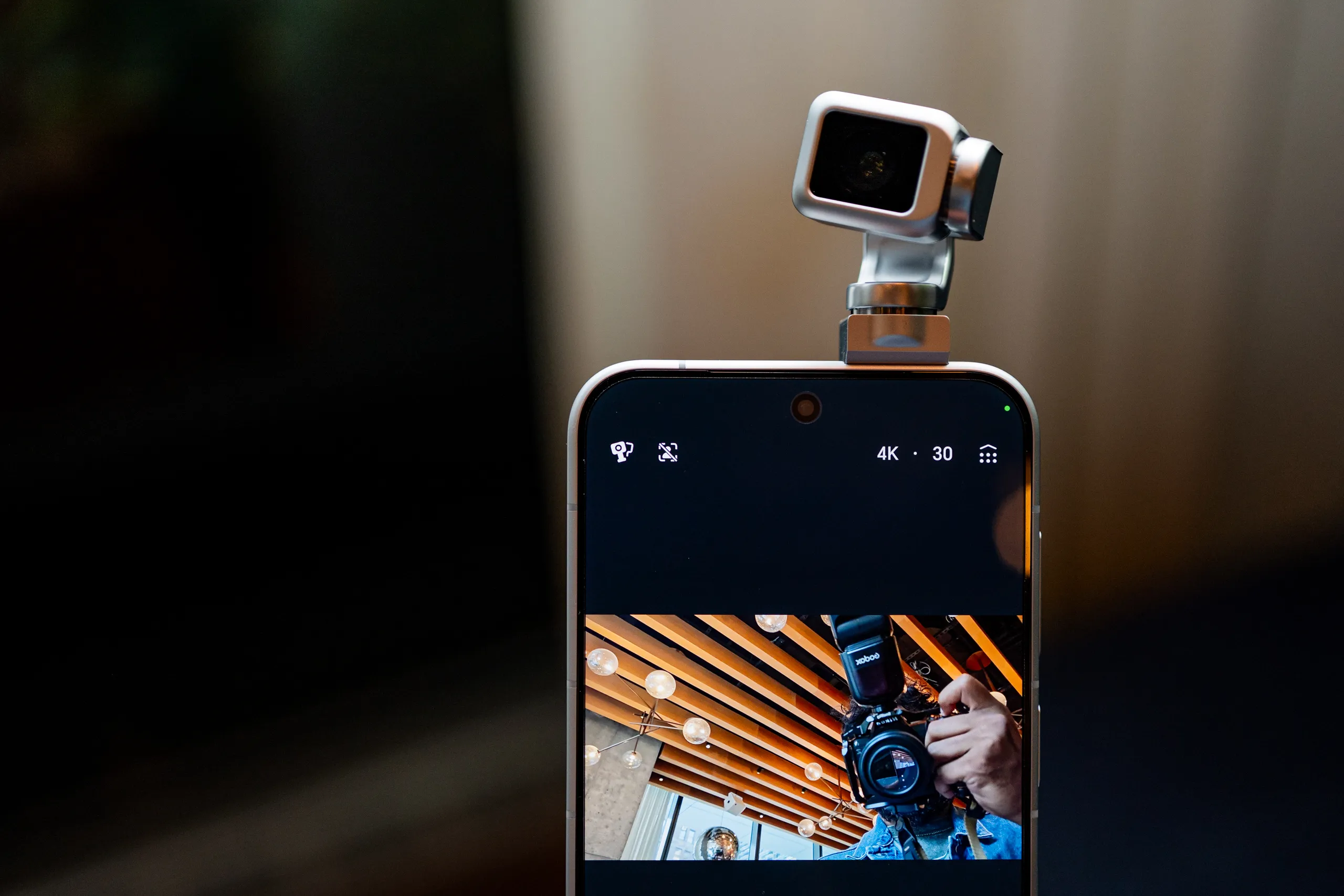آنر Robot Phone با دوربین گیمبال تیتانیومی ۲۰۰ مگاپیکسلی معرفی شد